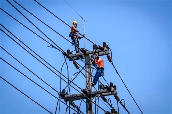 Who are the people that work on power lines?