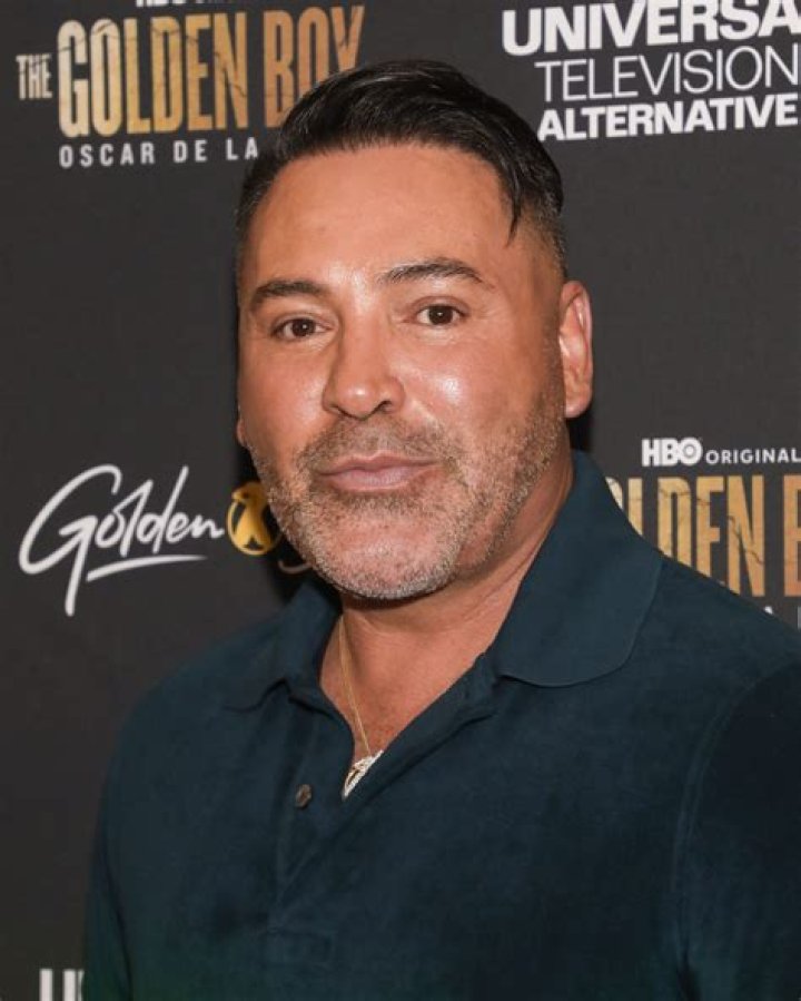 Who beat Oscar Dela Hoya twice?