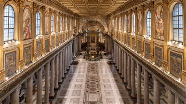 Who built the Basilica de Santa Maria?