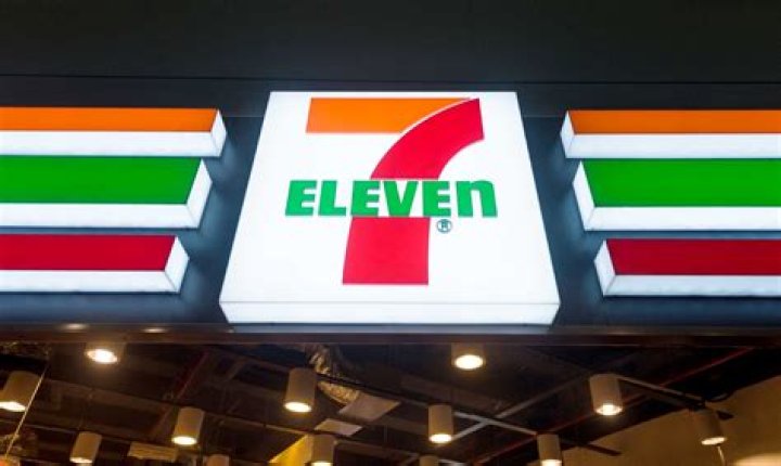 Who designed 711 logo?