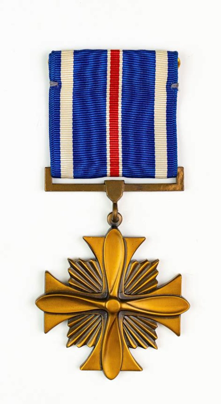 Who gets the Distinguished Flying Cross?