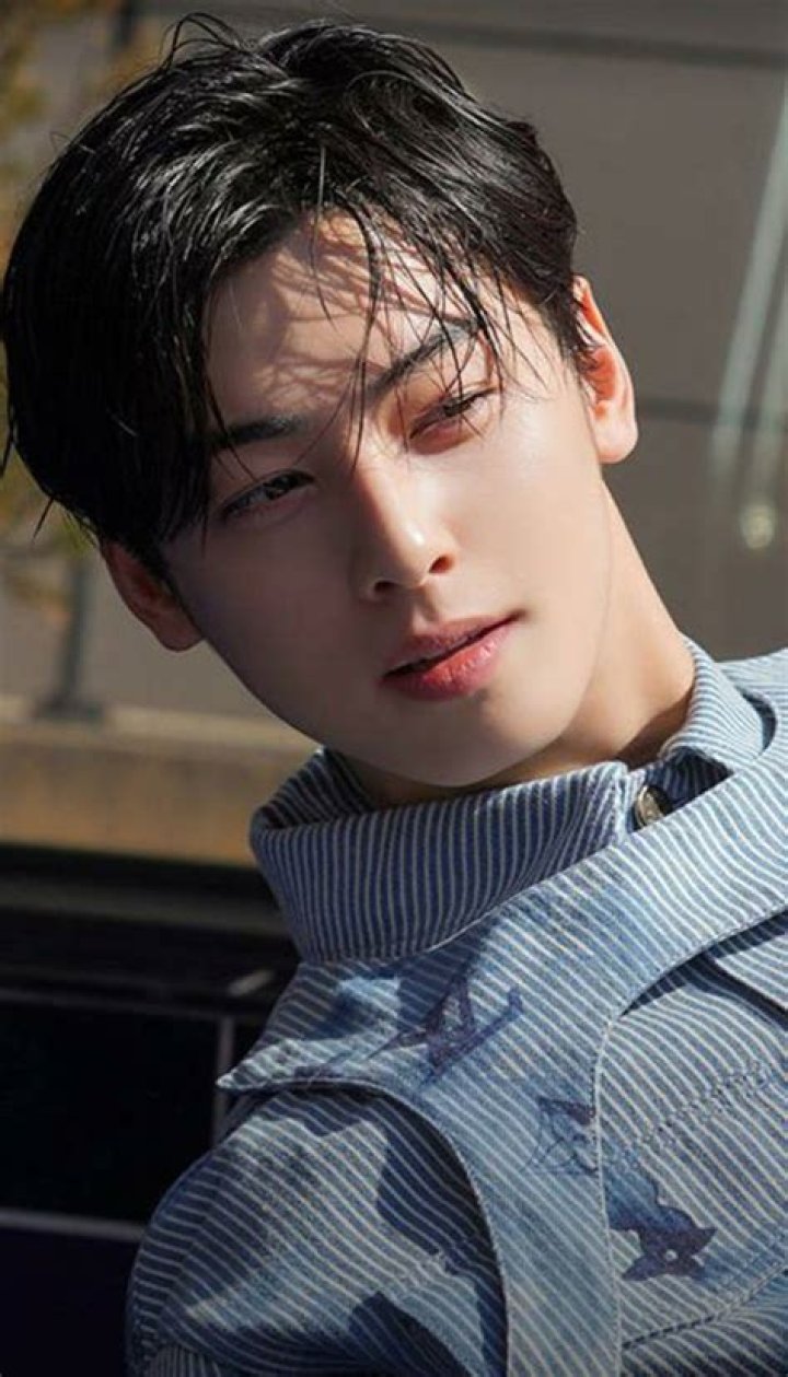 Who has crush on Cha Eun Woo?