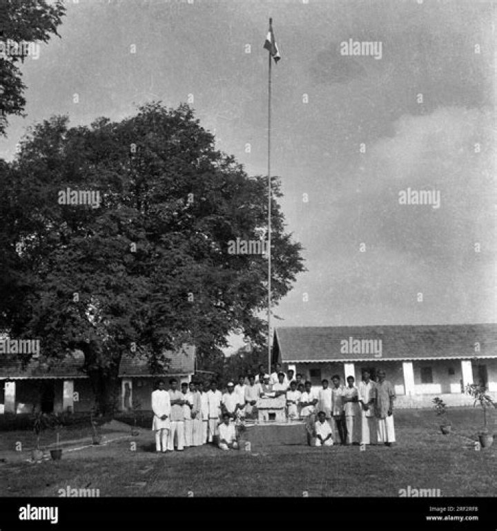 Who hoisted the flag on 15th August 1947?