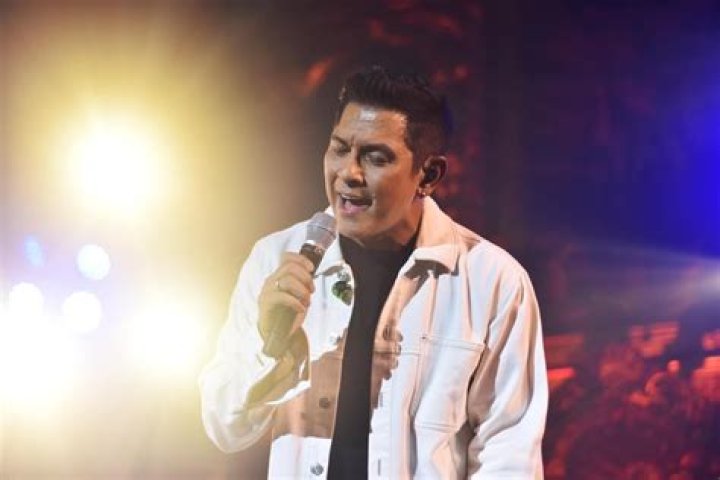 Who is the Filipino singer for Journey?