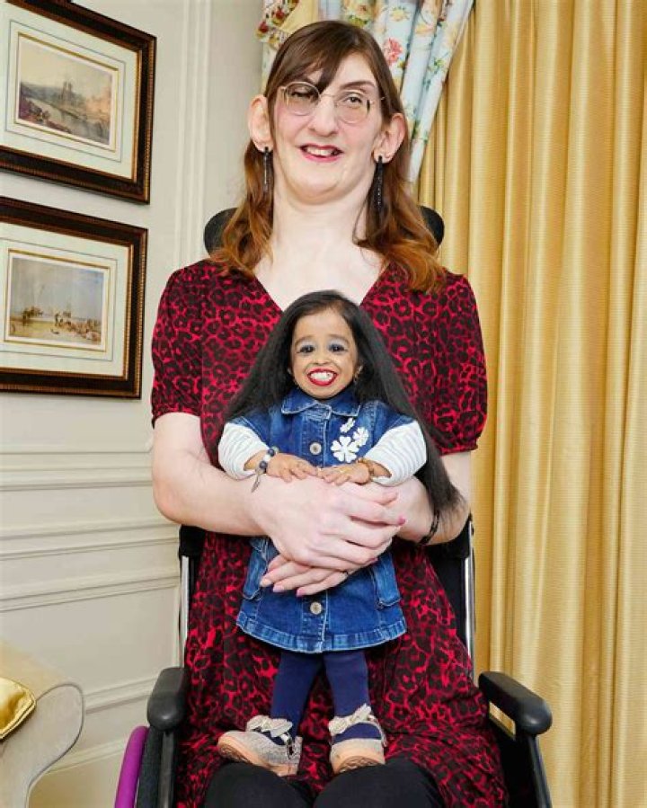 Who is the shortest girl in college basketball?