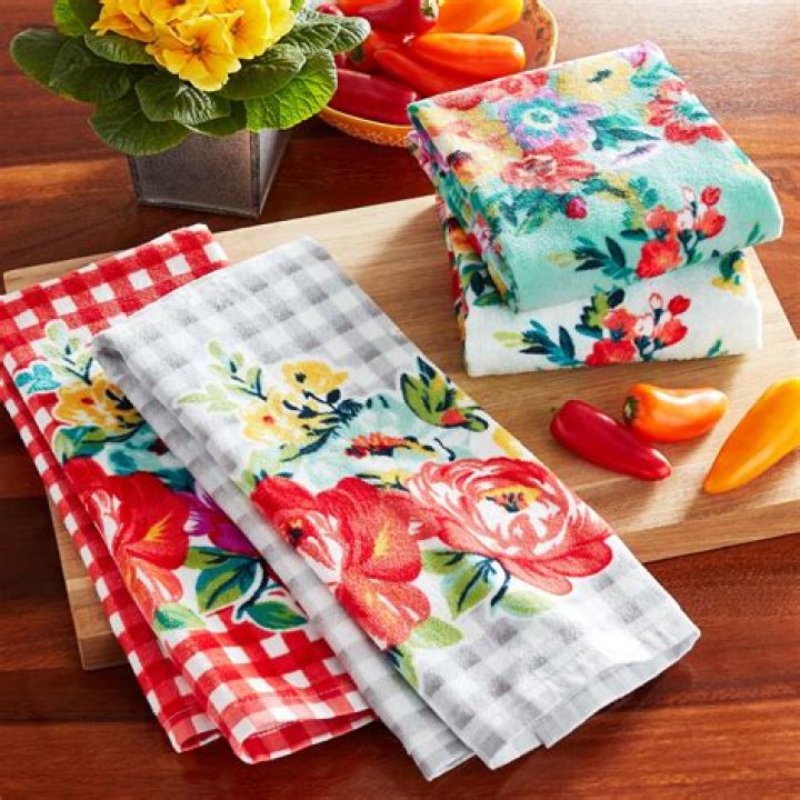Who makes enMotion towels?