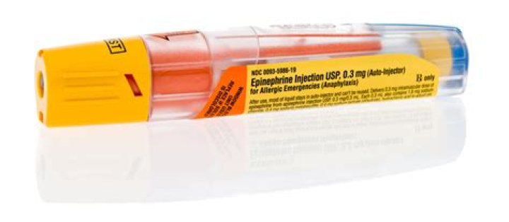 Who needs to carry an epinephrine autoinjector?
