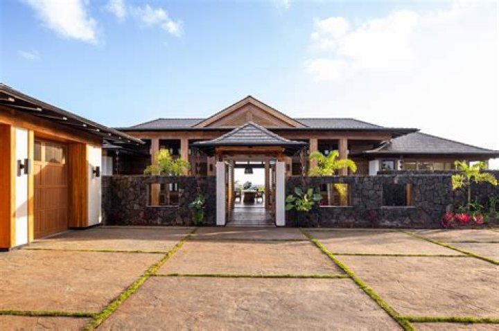 Who owns Kukuiula?
