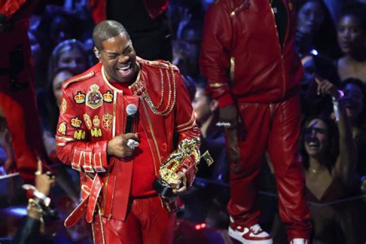 Who performed at 2000 VMAs?