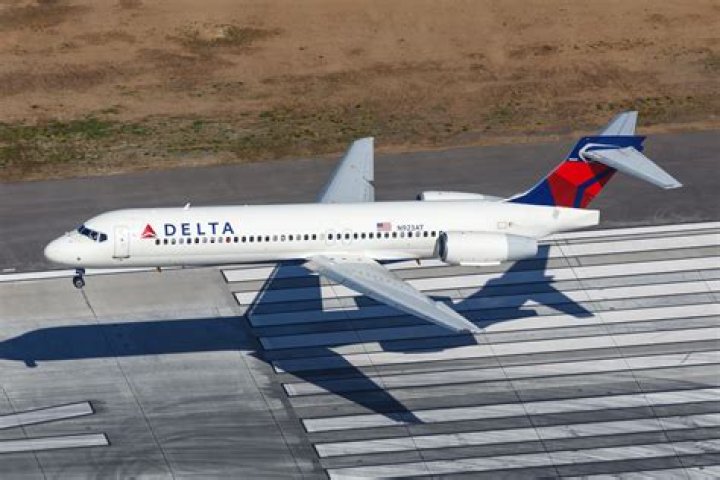 Who still flies Boeing 717?
