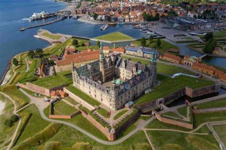 Why was Frederiksborg Castle built?